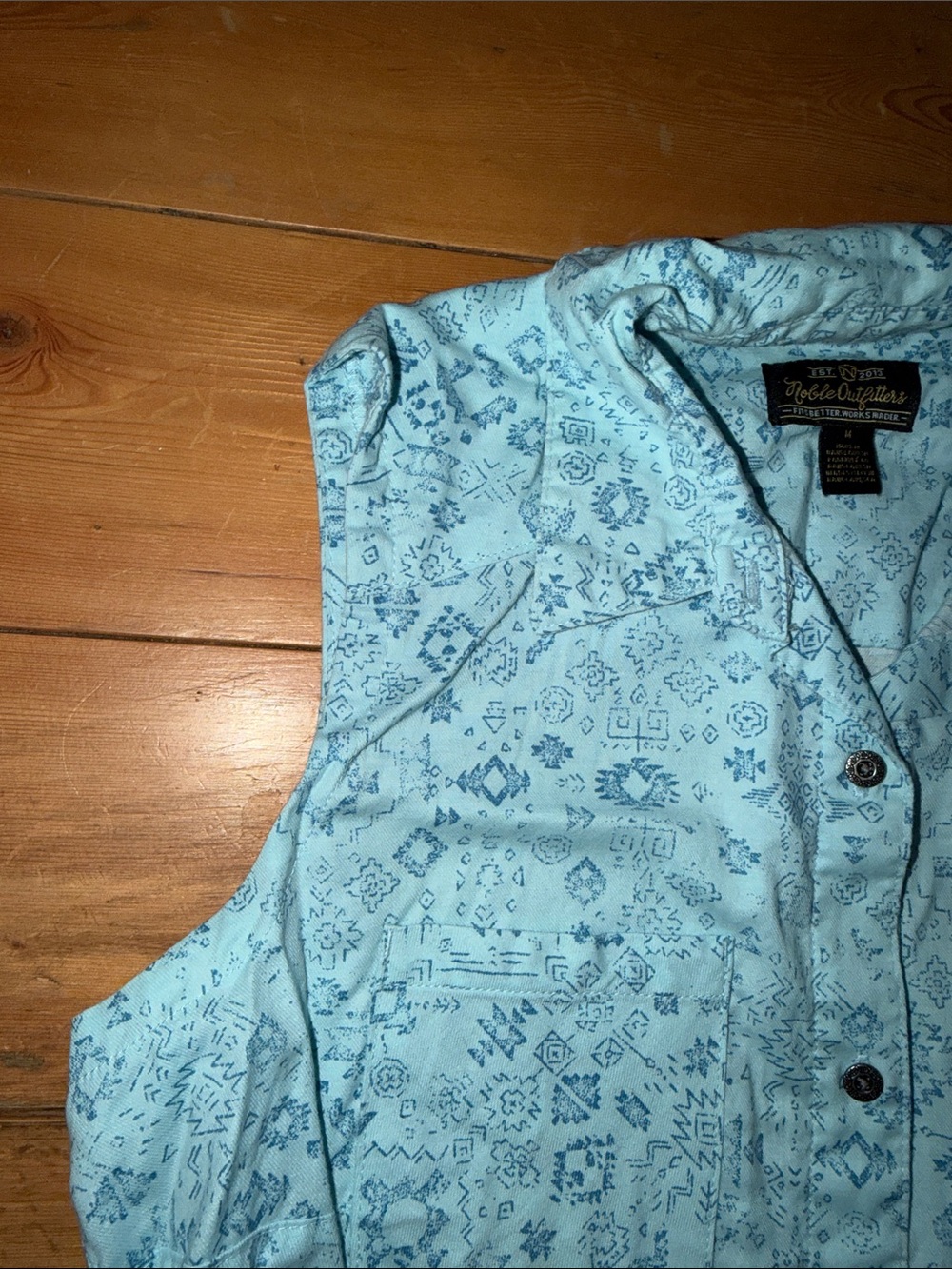 Sleeveless Light Blue Printed Button-Up Blouse western style. Size M - Picture 6 of 8